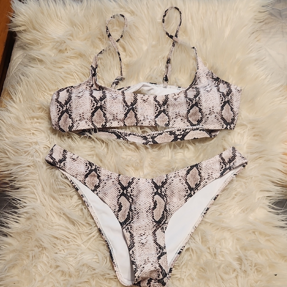 Chic Cream and Black Bikini with High-Cut Design